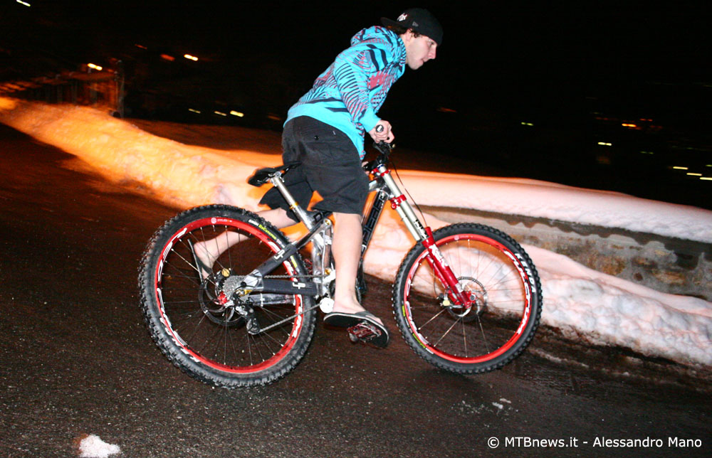 Edo Franco, bici nuova, infradito, neve (foto AM)